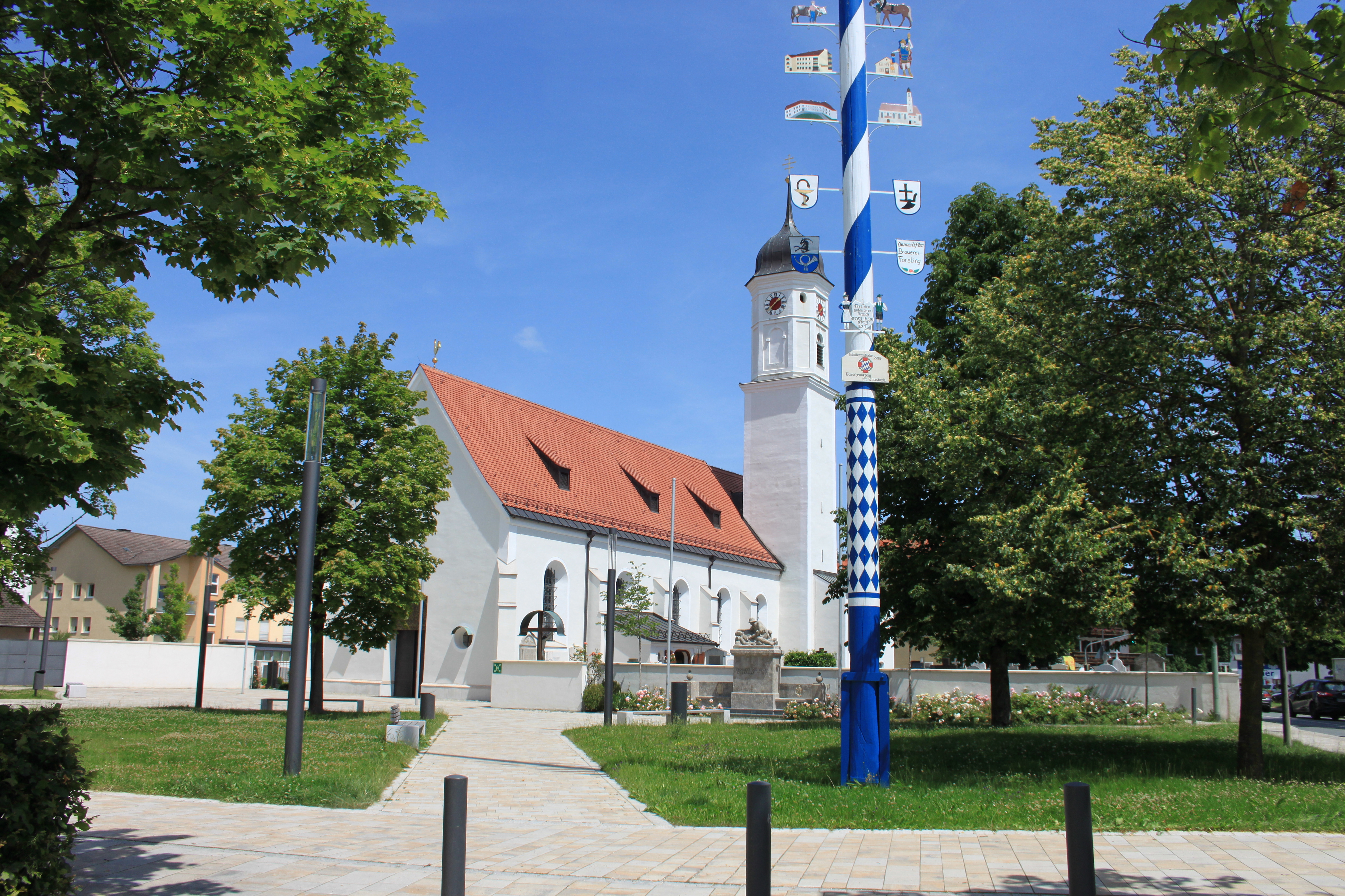 Steinhöring Kirche und Dorfplatz